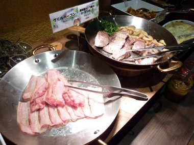 Lokantada lezzetli yemekler servis ediliyor.