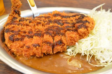 Lokantada lezzetli yemekler servis ediliyor.