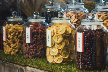 Kuru meyveli kavanozlar 