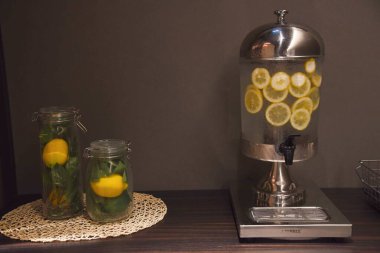 Masada limonata olan kavanozlar. 