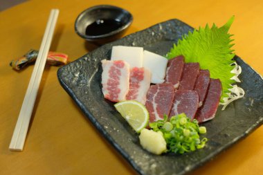 Lokantada lezzetli yemekler servis ediliyor.