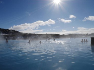 İnsanlar sıcak suda yüzüyor. 