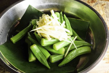 Tabakta yeşil salata 