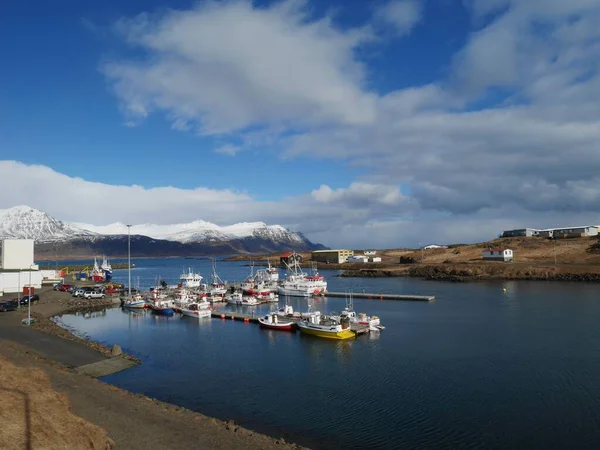 冰岛有船只的山区景观 — 图库照片