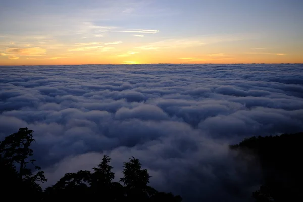 Montanha Com Nuvens Durante Pôr Sol Taiwan — Fotografia de Stock
