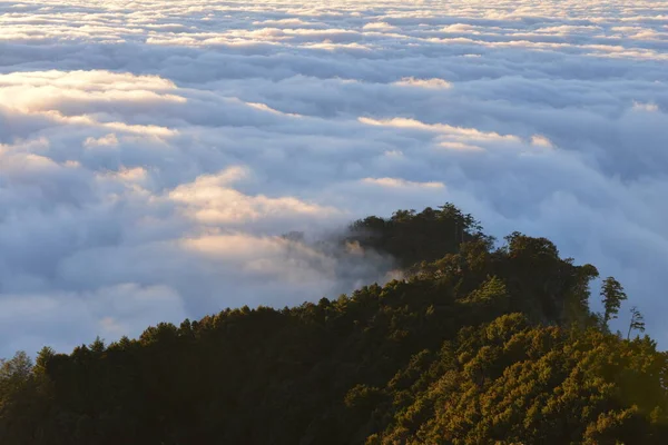 Paisagem Montanhosa Com Nuvens Taiwan — Fotografia de Stock