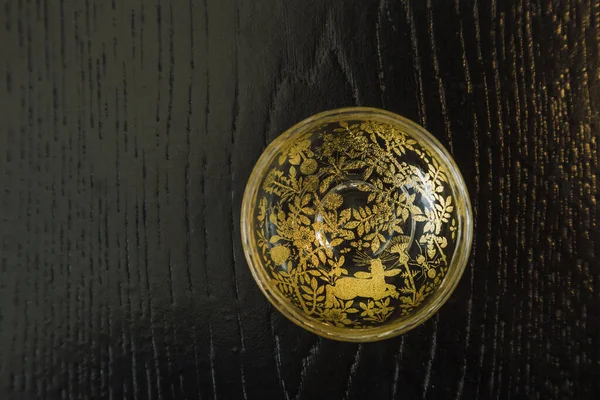 木製のテーブルに金の装飾 — ストック写真