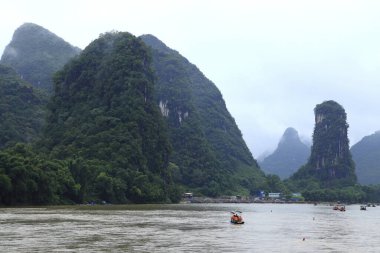 Çin, Guangxi 'deki dağlar manzarası