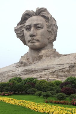 Çin Hunan 'da mao zedong gençlik heykeli