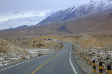 Xinjiang yolu, Çin dağları.