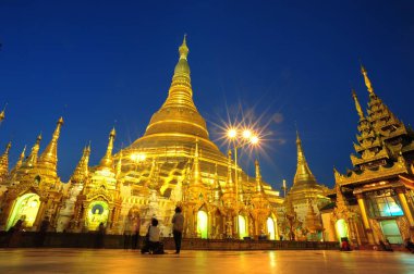 Burma 'da mavi gökyüzü üzerinde pagoda