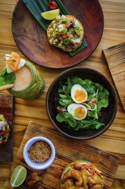 Yemek masada servis edilir. 