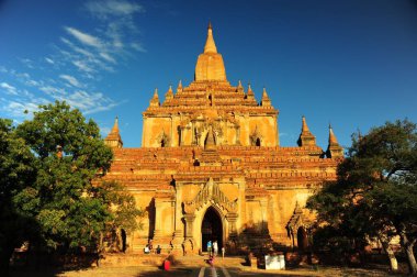 Burma 'da mavi gökyüzü üzerinde pagoda