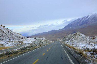 Xinjiang yolu, Çin dağları.