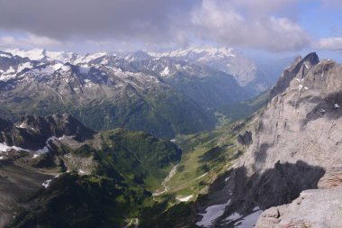 İsviçre 'deki dağ manzarası