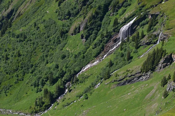 İsviçre 'deki dağ manzarası