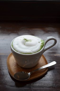 Masada bir fincan matcha latte. 