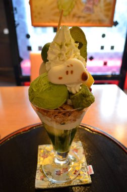 Restoranda dondurma.