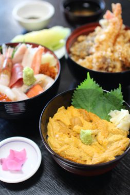 Lezzetli yemekler masada servis edilir.