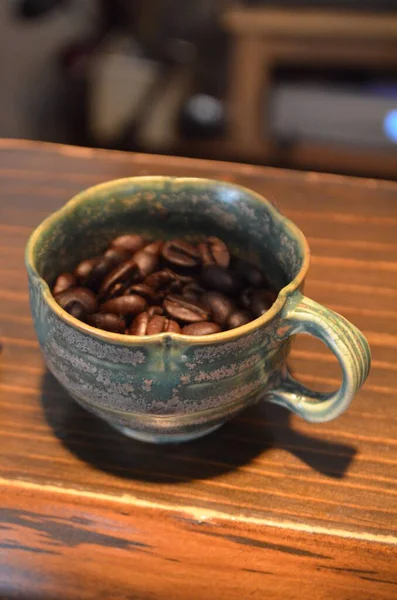 Cangkir Dengan Biji Kopi Atas Meja — Stok Foto