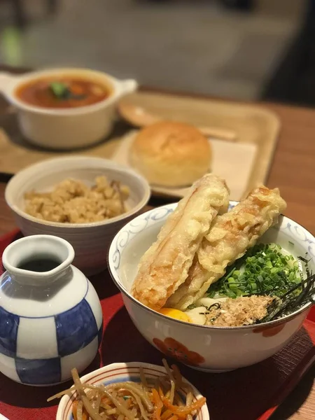 Lezzetli yemekler masada servis edilir.