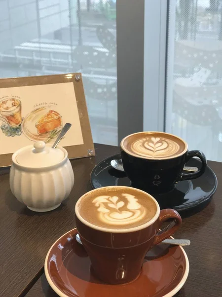 Dua Cangkir Cappuccino Atas Meja — Stok Foto