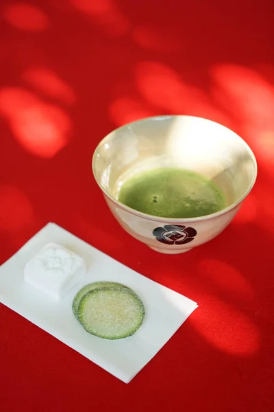 Secangkir Matcha Latte Atas Meja Stok Lukisan  