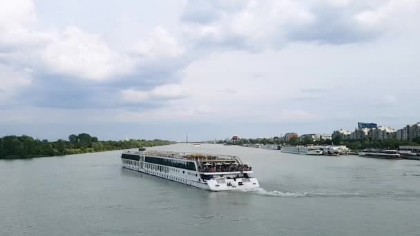 Rakousko. Žíla. 08.07.2019 Trajekt Arosa bella odplouvá z mola ve Vídni a odbočuje na Dunaji.. — Stock video