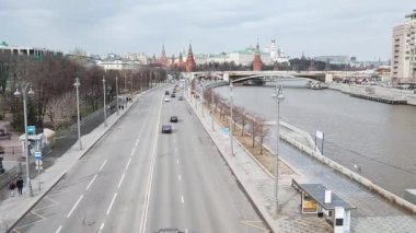 06.04.2021 Moskova. Kremlin, Moskova Nehri ve Zaryadye Parkı 'nın arka planında araba süren Rusya' nın yol manzarası.