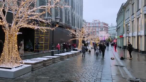 19.12.2020 Moscow Russia People walk along Kuznetsky Most Street decorated with luminous constructions for Christmas and New Year. — Stock Video