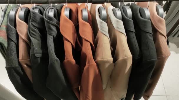 Top view of a rack with a autumn collection of mens outterwear σε καφέ αποχρώσεις σε κατάστημα. — Αρχείο Βίντεο