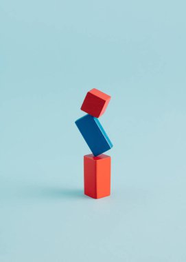 Geometrik 3D şekiller mavi arkaplanda dikey bileşim. Yaratıcı yerçekimi kavramı.