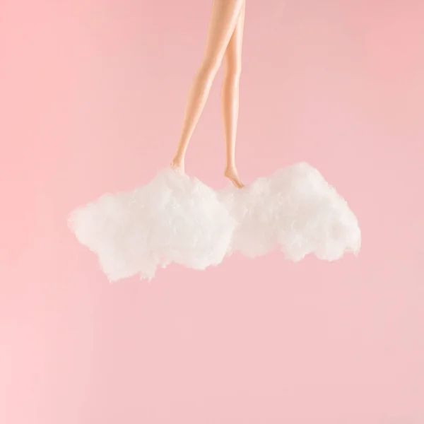Мінімальна Композиція Ляльковими Ногами Білих Хмарах Рожевому Фоні Сниться Або — стокове фото