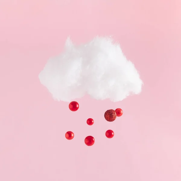 Біла Хмара Якої Падають Червоні Кульки Творча Мінімальна Концепція Різдвяний — стокове фото