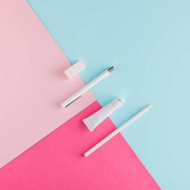 Okul düzenlemelerine dönelim. Pembe ve mavi arka plandaki okul işleri. Okul ve ofis ilhamı. Kopya alanı ile en düşük düz konsept.