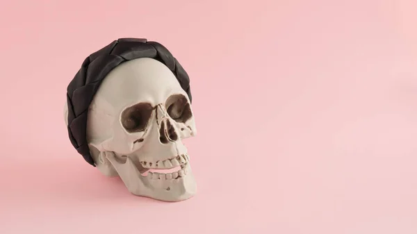 Kreatives Beauty Halloween Arrangement Aus Totenkopf Und Haarband Auf Rosa — Stockfoto
