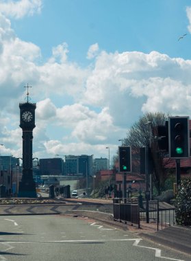 Yeşil ışıkları olan bir yol.