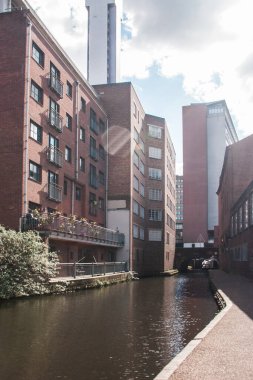 Birmingham, İngiltere, İngiltere, Nisan 2016: Şehir manzarası, kanal patikası ve yaşam bloğu daireleri. 