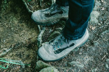 Yürüyüş botlarını doğal bir arazide kapatın - yürüyüş, yürüyüş, egzersiz konsepti, bir sürü doğal doku..