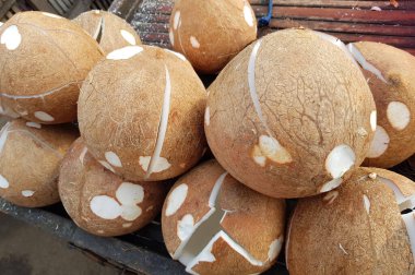 Malang, Endonezya - 1 Temmuz 2021: Geleneksel pazarda bir sürü hindistan cevizi