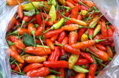 Malang, Endonezya - 18 Mayıs 2021: Pazarda bir sürü renkli arnavut biberi