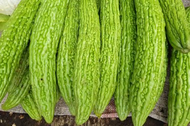 Malang, Endonezya - 1 Temmuz 2021: Pazarda bir sürü yeşil acı kabak