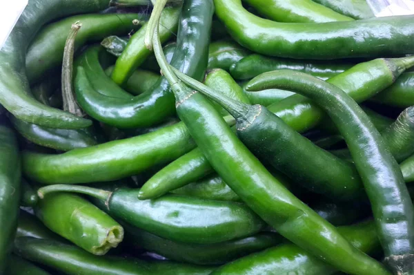 Malang, Endonezya - 18 Mayıs 2021: Bir sürü yeşil biber