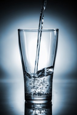 bir cam dökülen su