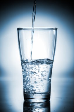bir cam dökülen su