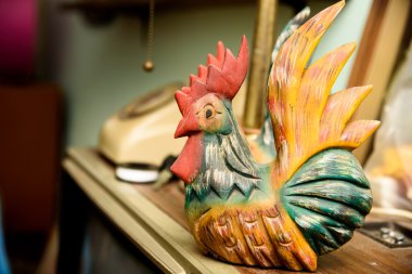 Ufak tefek bir tavuk oyulmuş ahşap heykel