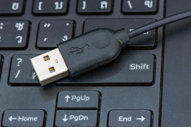 USB kablo kafasına bir dizüstü klavye