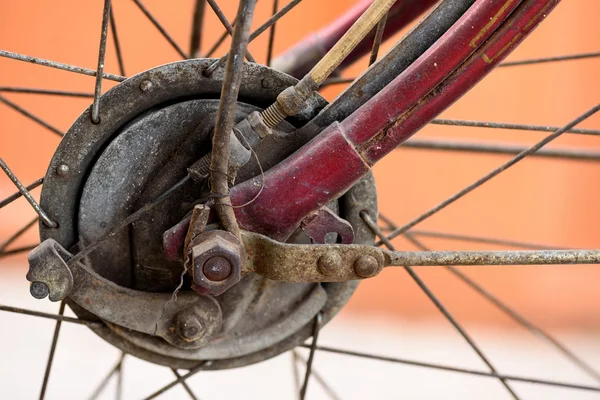 Старый велосипедный колесный узел . — стоковое фото