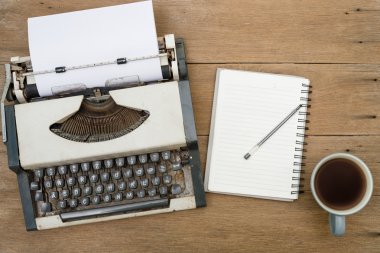 «Ana sayfa» ahşap tablo görünümünü vardır eski vintage daktilo, eski bo