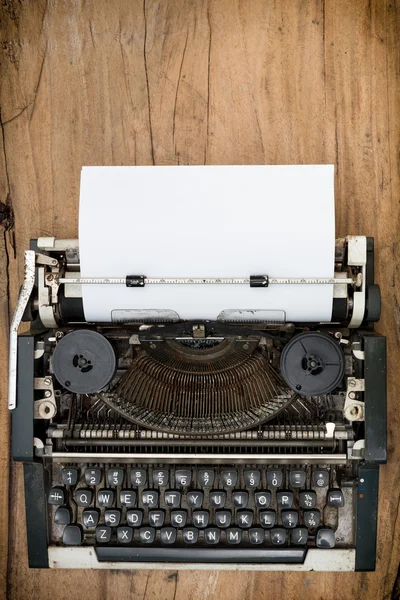 Image de vue du dessus de la vieille machine à écrire vintage avec feuille de papier. copie — Photo